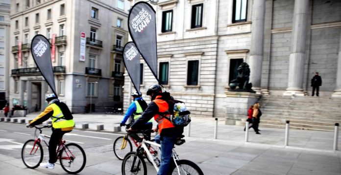 Ciclistas invitan a los ciudadanos a reflexionar sobre el uso del coche