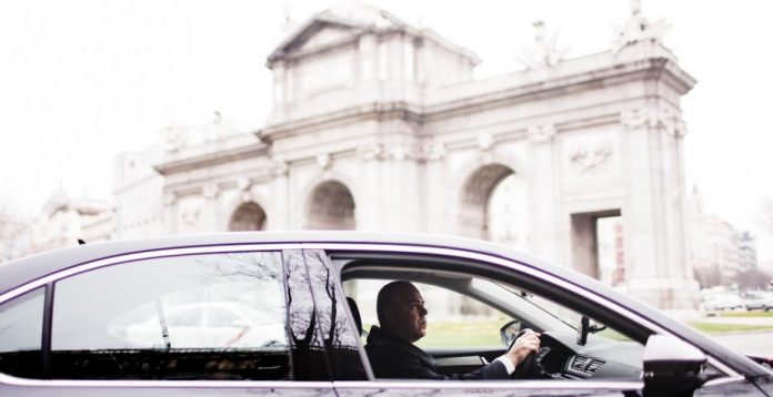 La regulación de los coches con conductor vuelve a enfrentar a CNMC y Fomento. - Foto Uber España.