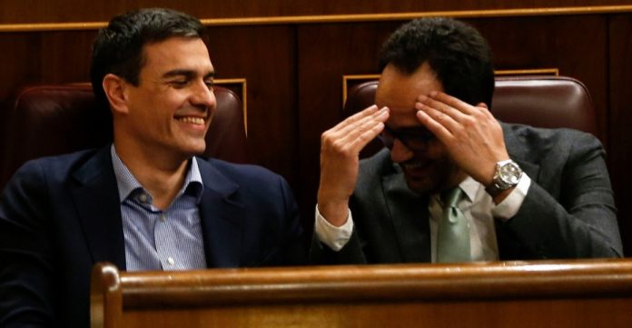 Sánchez y Hernando, ayer en el Congreso. - Foto EFE