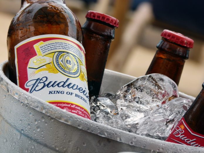 La cervecera de Budweiser y Corona gana un 63,2% menos hasta marzo