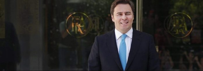 El presidente de El Corte Inglés, Dimas Gimeno Álvarez, posa ante la sede de la Fundación 